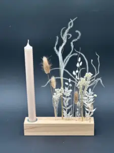 Holzleiste mit Kerze und Trockenblumen