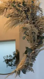 Spiegeldeko mit Trockenblumen