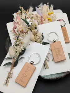 Schlüsselanhänger embosst mit Trockenblumen